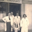 Pan Syrovtka s rodinou a zamstnanci,ped svm kadenictvm a holistvm v Hlov ulici