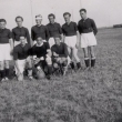Fotbalové mužstvo Satalc kolem r.1941. Za nimi jsou vidět domy v Pilařské ul