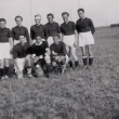 Fotbalov� mu�stvo Satalc kolem r.1941. Za nimi jsou vid�t domy v Pila�sk� ul