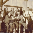 Pivn� a ku�eln�kov� spole�nost ve stejn�m hostinci v r.1927