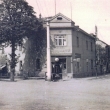 Obchod p.Kulhav�ho po p�estavb� domu. Vlevo jsou vid�t dal�� obchody-obuv Ba�a, ml�k�rna a drogerie.O kousek d�le bylo je�t� �eznictv�